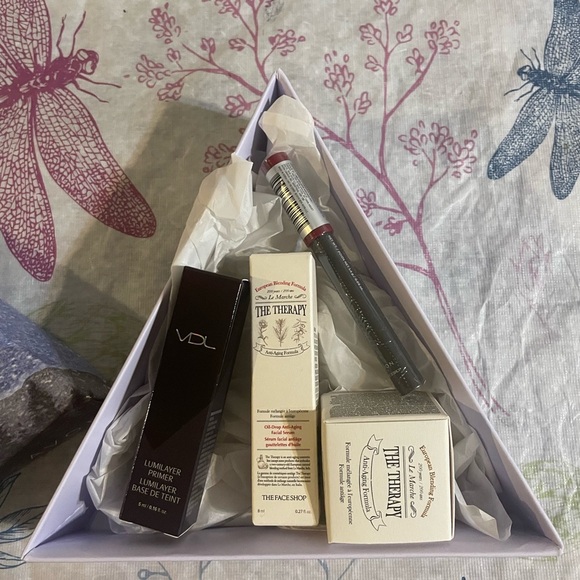 New! Avon beauty box filled with Korean beauty products - Picture 2 of 3